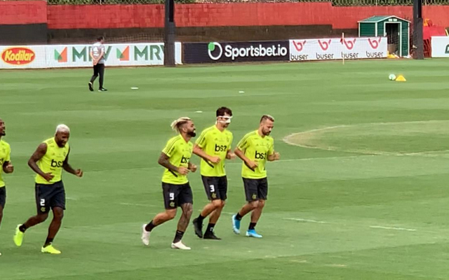 Após sofrer lesões no nariz, Rodrigo Caio utiliza máscara no treino desta sexta-feira
