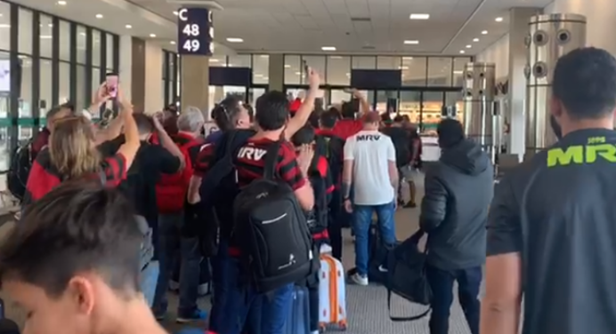 Rumo a Lima: um dia antes da final, torcedores do Flamengo fazem festa em aeroporto no Rio