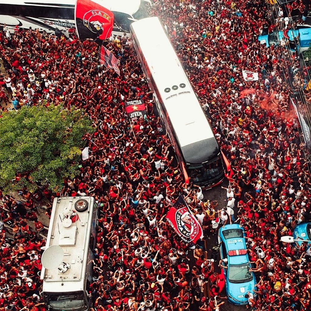 Rumo ao Mundial: torcida do Flamengo organiza #AeroFla no embarque para Doha