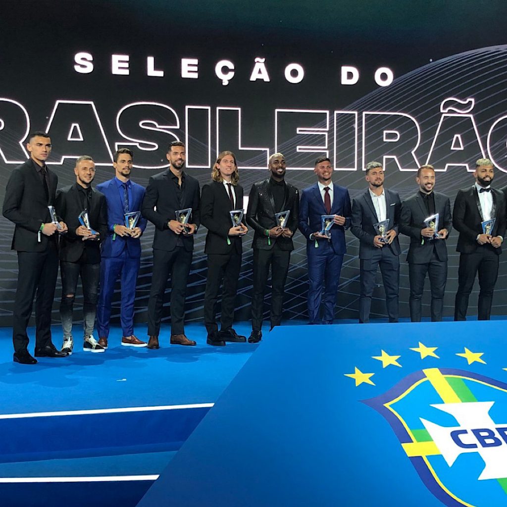Você pensa que o Flamengo é time? Rubro-Negro emplaca nove jogadores na seleção do Prêmio Brasileirão