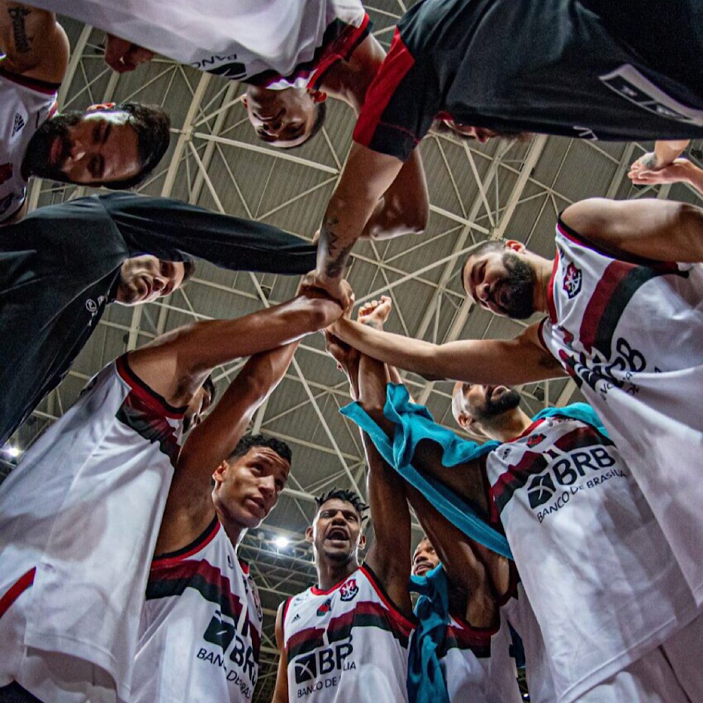 Zach Graham brilha, Flamengo vence o Rio Claro e segue na liderança do NBB