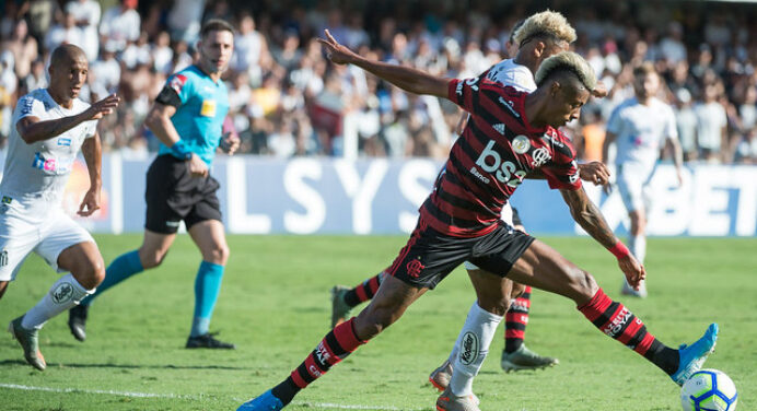 Bruno Henrique volta a sentir dores na coxa, mas tranquiliza torcida do Flamengo