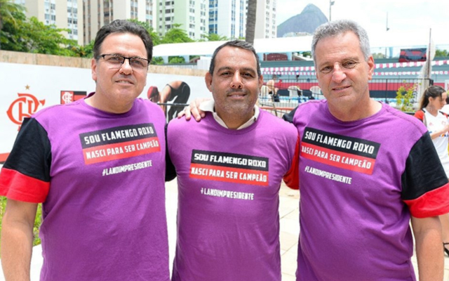 Rodrigo Dunshe (vice-presidente), Cacau Cotta (diretor de relações externas) e Rodolfo Landim (presidente do Flamengo) posam para foto