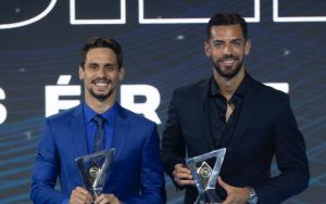 Rodrigo Caio e Pablo Marí exibem prêmio de melhores zagueiros do Brasileirão 2019