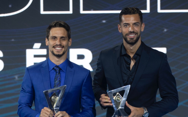 Pablo Marí e Rodrigo Caio recebendo prêmio de melhores zagueiros do Brasileirão de 2019