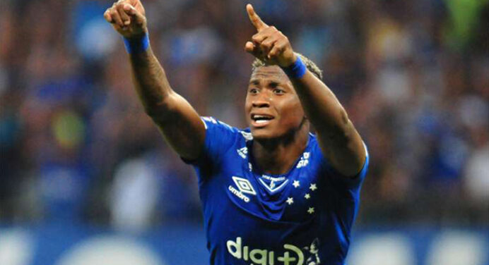 Cruzeiro exercerá opção de compra de Orejuela, mas dirigente não descarta emprestar lateral ao Flamengo