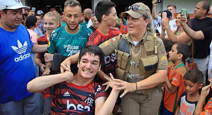 Jovem rubro-negro com paralisia cerebral realiza sonho e entra em campo com Rafinha durante jogo beneficente