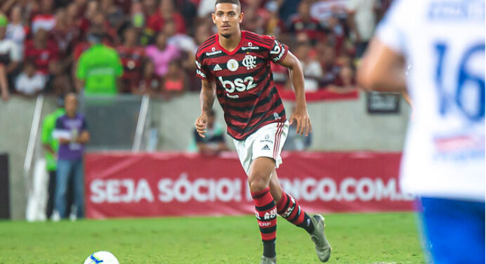 Bragantino manifesta interesse em Vinicius Souza, volante do Flamengo