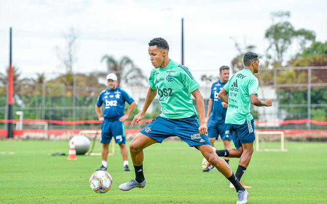 Integrado aos profissionais, Lázaro assumirá a camisa 20 do Flamengo