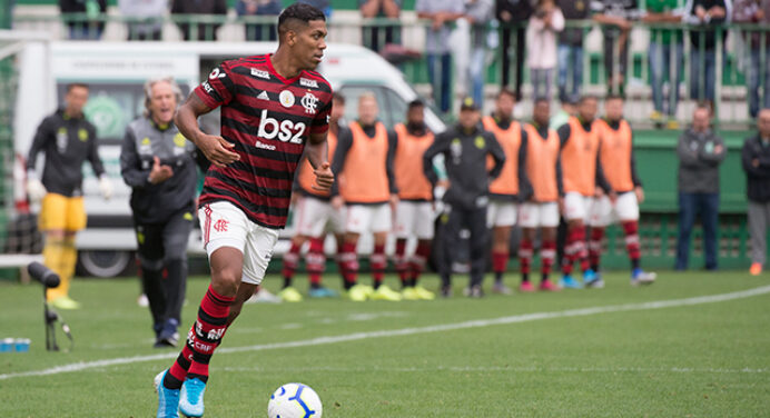 Flamengo descarta empréstimo de Berrío e planeja negociar atacante em definitivo