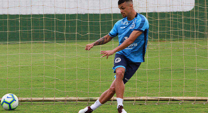 Em meio a negociações com o Flamengo, Michael se reapresenta ao Goiás