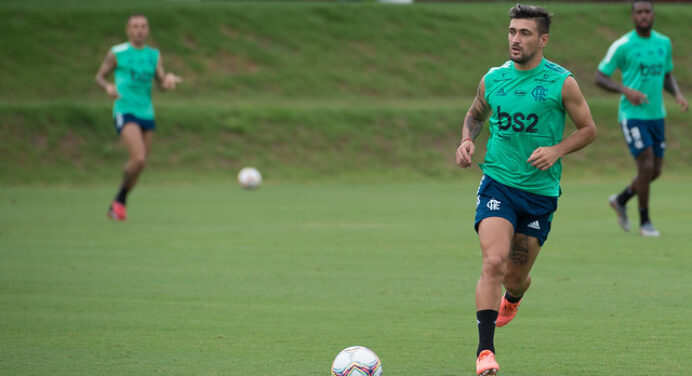 Arrascaeta participa de treino desta segunda e deve estar em campo contra o Del Valle