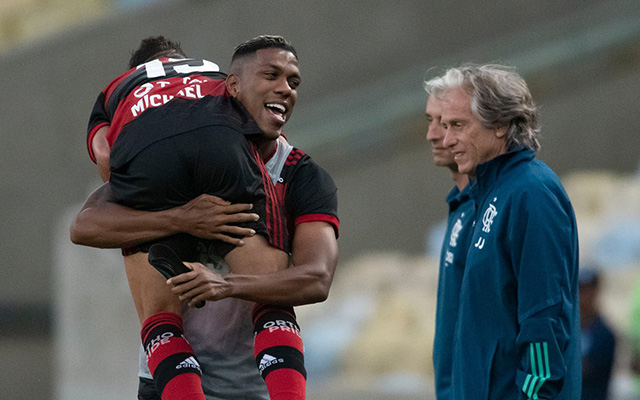 Nova opção na defesa? Sem espaço no ataque, Berrío atua pela primeira vez na lateral direita do Flamengo