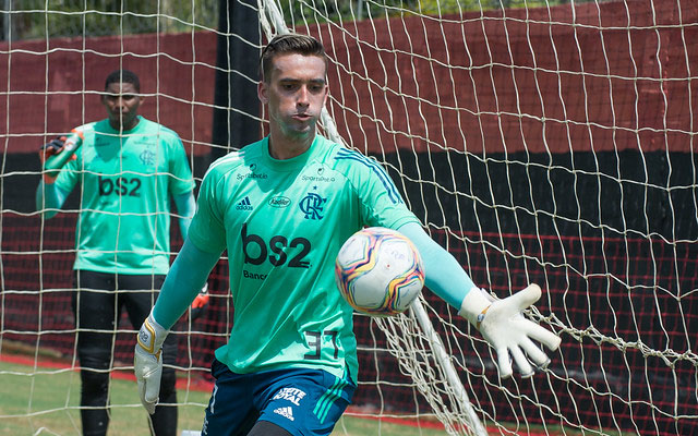 Flamengo impõe condição para negociar César; Atlético-MG fez sondagem pelo goleiro