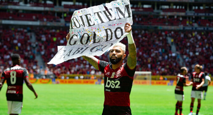 STJD notifica Flamengo e Gabigol por comemoração com ‘plaquinha’ na Supercopa do Brasil