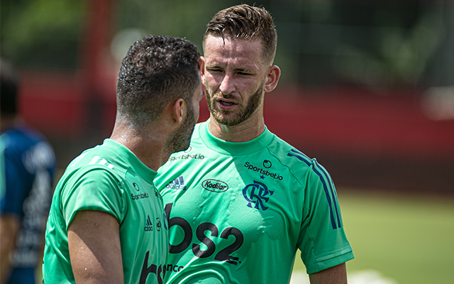 Léo Pereira treina entre os titulares e pode estrear pelo Flamengo neste sábado