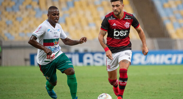 Flamengo sai atrás do placar, mas se recupera no fim e vence de virada a Portuguesa