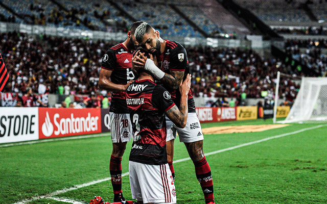 Flamengo domina as ações contra o Barcelona, vence por 3 a 0 e se mantém com 100% na Libertadores