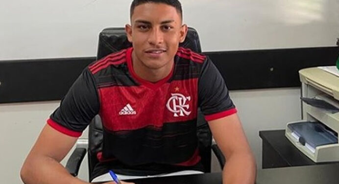 Sobrevivente da tragédia no Ninho celebra primeiro contrato profissional com o Flamengo: “Sonho realizado”