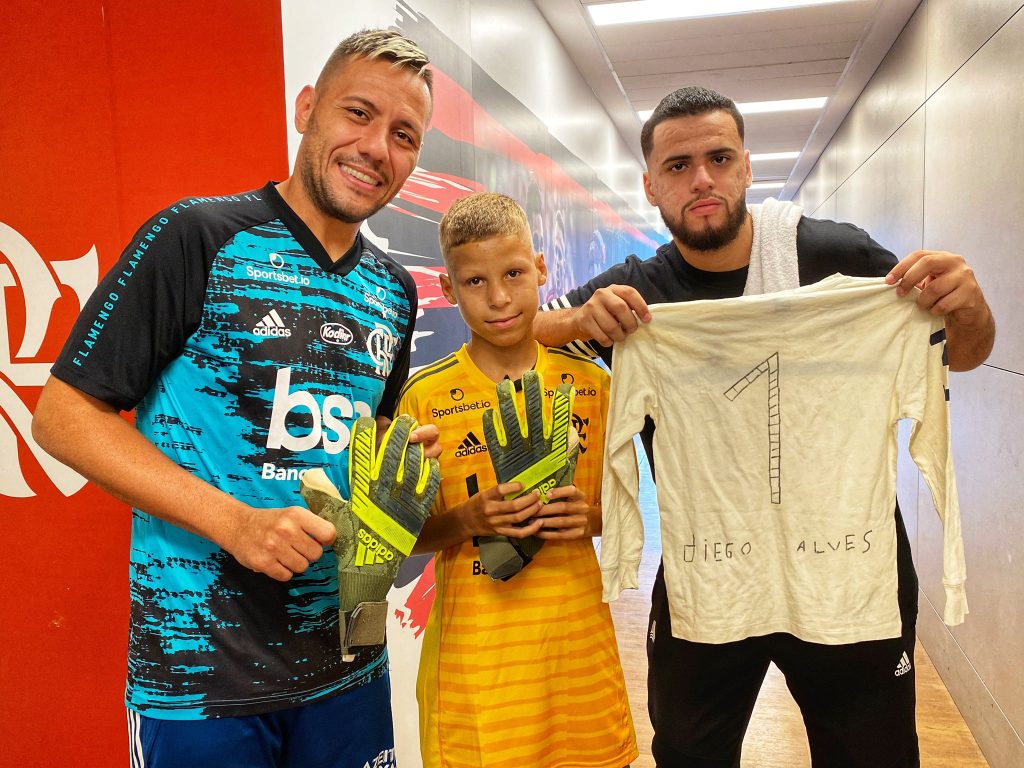 Emocionante! Flamengo divulga vídeo de encontro entre Diego Alves e fã mirim