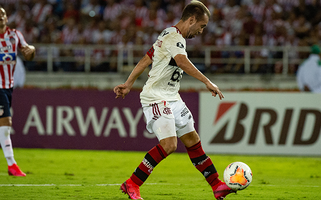 Jornalista vê Everton Ribeiro como ‘o mais craque’ do Flamengo: “Faz movimentos parecidos com os de Messi”