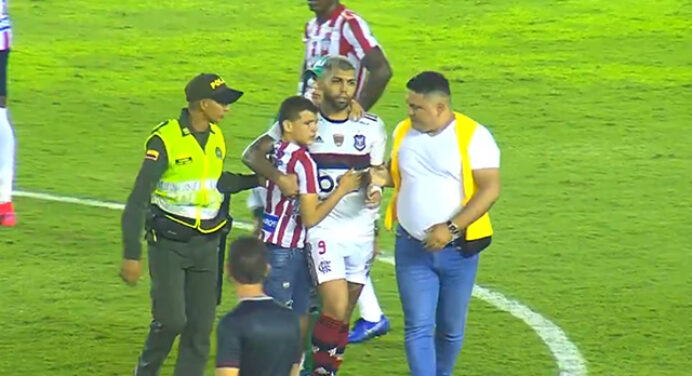 Gabigol agradece carinho de torcedores mirins do Barranquilla: “Fico muito honrado”