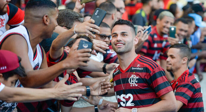 Thiago Maia revela cantar “Em Dezembro de 81” junto com a torcida quando está em campo: “Emoção grande”