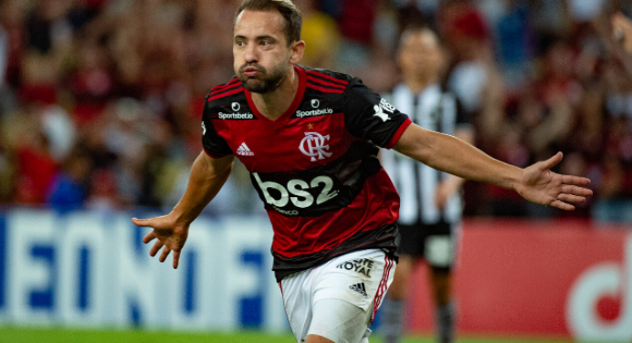 Zico faz elogios a Everton Ribeiro, mas dá ‘puxão de orelha’: “Tem que treinar mais cobranças de falta”