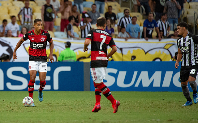 Flamengo confirma lesão muscular de João Lucas; atleta já iniciou tratamento