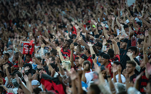 Jornalista vê ausência da torcida entre principais problemas do Flamengo: “Empurra o time no grito”