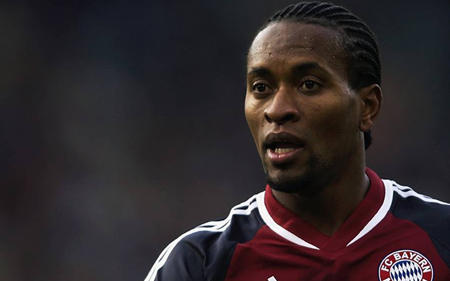 Aposentado dos gramados, Zé Roberto dá palestra para jogadores da base do Flamengo