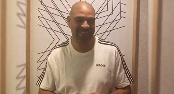 Após reviver protagonismo em jogo histórico da Seleção, Adriano Imperador publica mensagem para fãs