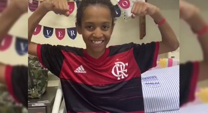Com camisa do Flamengo, garoto celebra aniversário no hospital e recebe mensagem de Gabigol