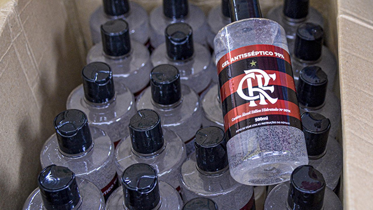 Sofrência com segurança! Flamengo doa 5 mil unidades de álcool gel durante live do sorriso maroto