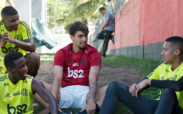 Show de carisma! Paquetá atualiza música criada em 2011 e canta nova versão para elenco do Flamengo