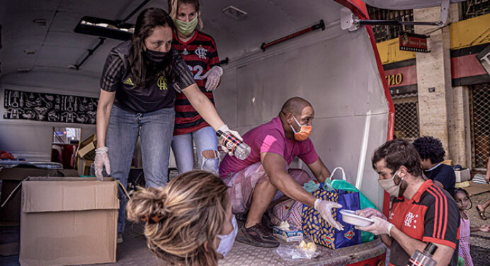 Com presença de canal europeu, Flamengo participa de ação de torcedores e doa álcool em gel no Rio