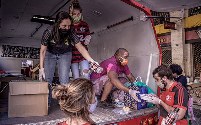 Com presença de canal europeu, Flamengo participa de ação de torcedores e doa álcool em gel no Rio