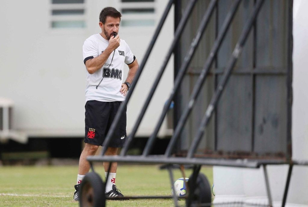 Em casa, técnico do Vasco revela que estuda jogos do Flamengo