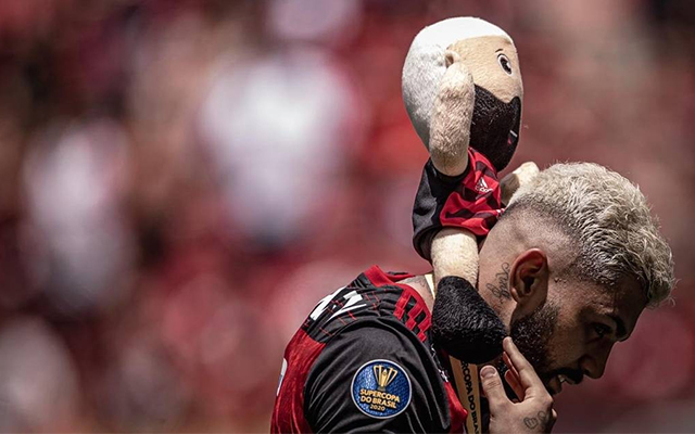 Gabigol bate bola com mascote do Orlando Magic e ganha camisa 10