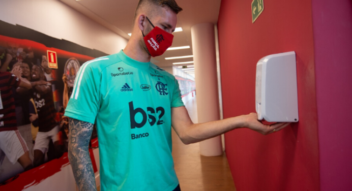 Dois jogadores seguem com Covid-19, e Flamengo retoma trabalhos com baixas no elenco