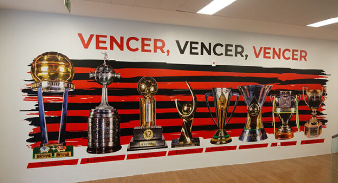 Flamengo atualiza parede do CT Ninho do Urubu com títulos deste ano