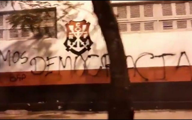 Muro da sede social do Flamengo, na Gávea, é pichado durante a madrugada: “Somos democracia”