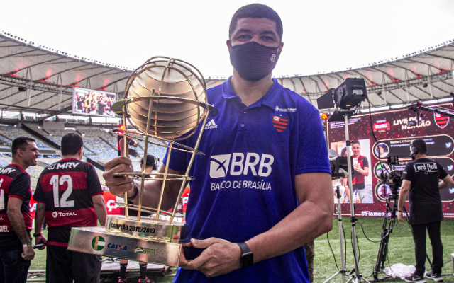 Olivinha, ídolo do FlaBasquete, se diz honrado com bandeira personalizada pela torcida rubro-negra