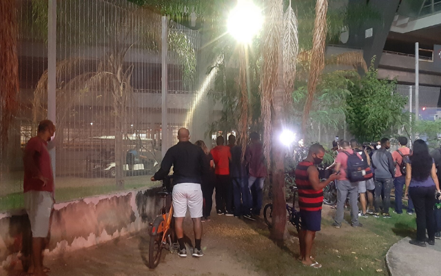 Torcedores do Flamengo marcam presença nos arredores do Maracanã antes da partida contra o Bangu
