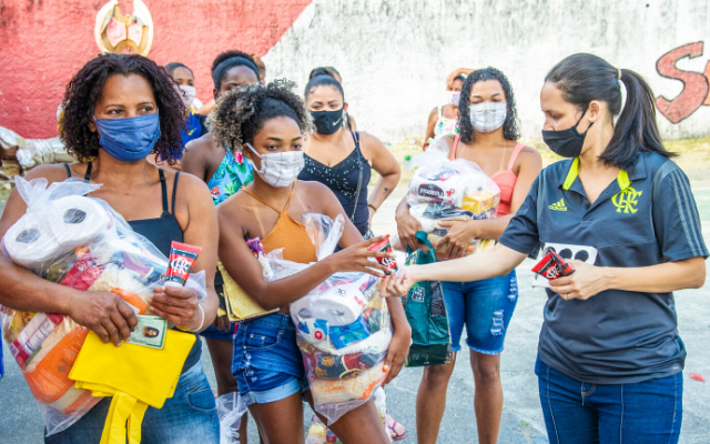 #NaçãoSolidária: Flamengo distribui cestas básicas e álcool em gel no Morro do Salgueiro
