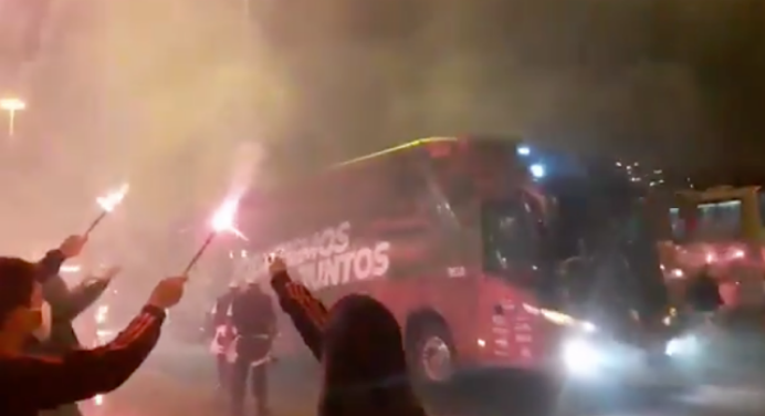 Com máscaras, torcedores do Flamengo aguardam chegada da delegação ao Maracanã com ‘rua de fogo’