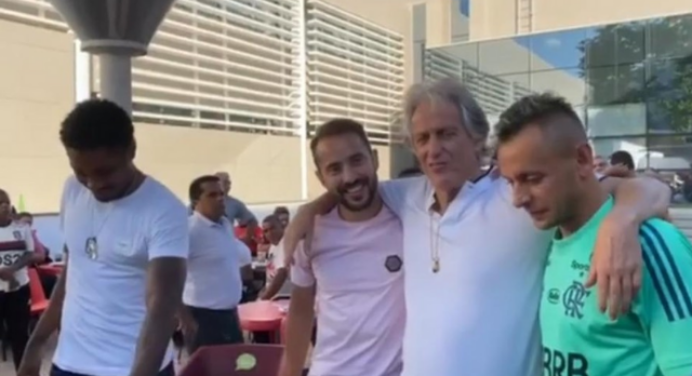 Emocionado! Mister faz discurso de despedida e afirma: “Ninguém mais vai parar o Flamengo”