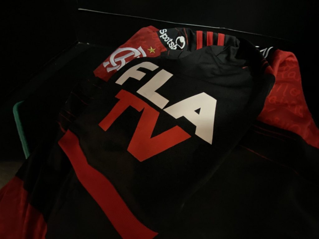 Com transmissão exclusiva, logo da FlaTV estampa mangas do uniforme do Flamengo para jogo contra o Boavista