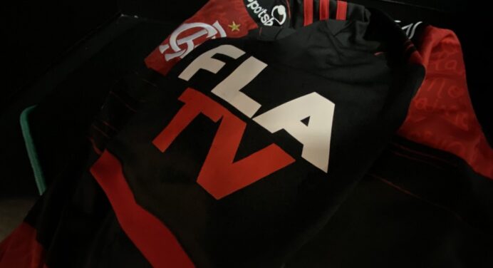 Com transmissão exclusiva, logo da FlaTV estampa mangas do uniforme do Flamengo para jogo contra o Boavista