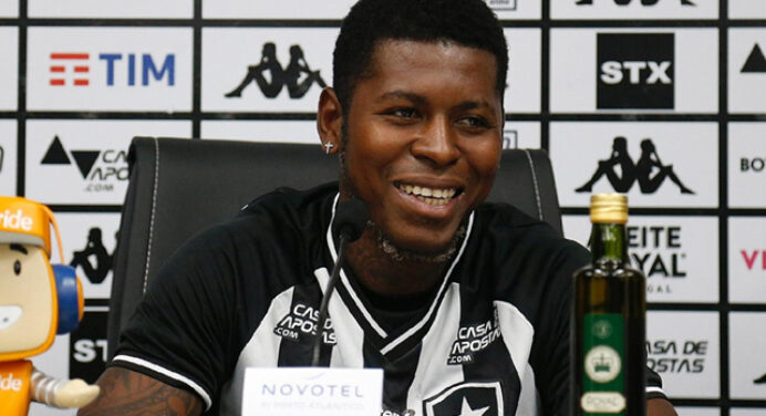“Maior do Brasil”: jogador do Botafogo exalta Flamengo, ingere bebida alcoólica e é afastado